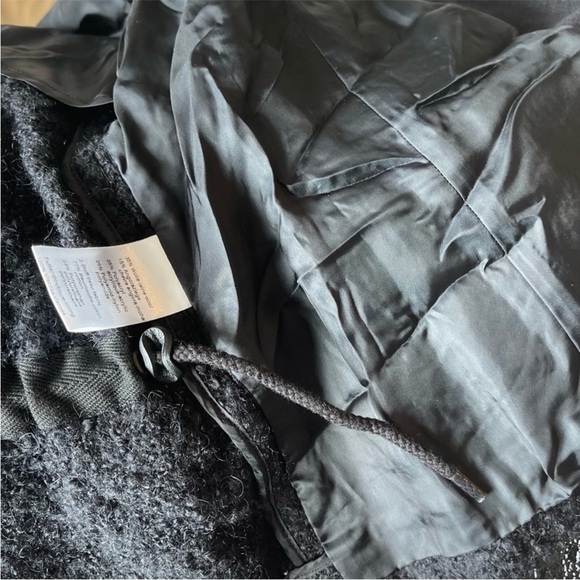 AKRIS Punto 3/4 sleeves blazer w/patent leather
accents. black. Size 6 US - Picture 10 of 16